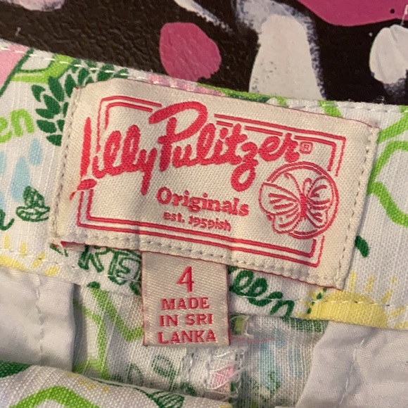 Size 4 Queen of Green walsh shorts - Picture 2 of 3